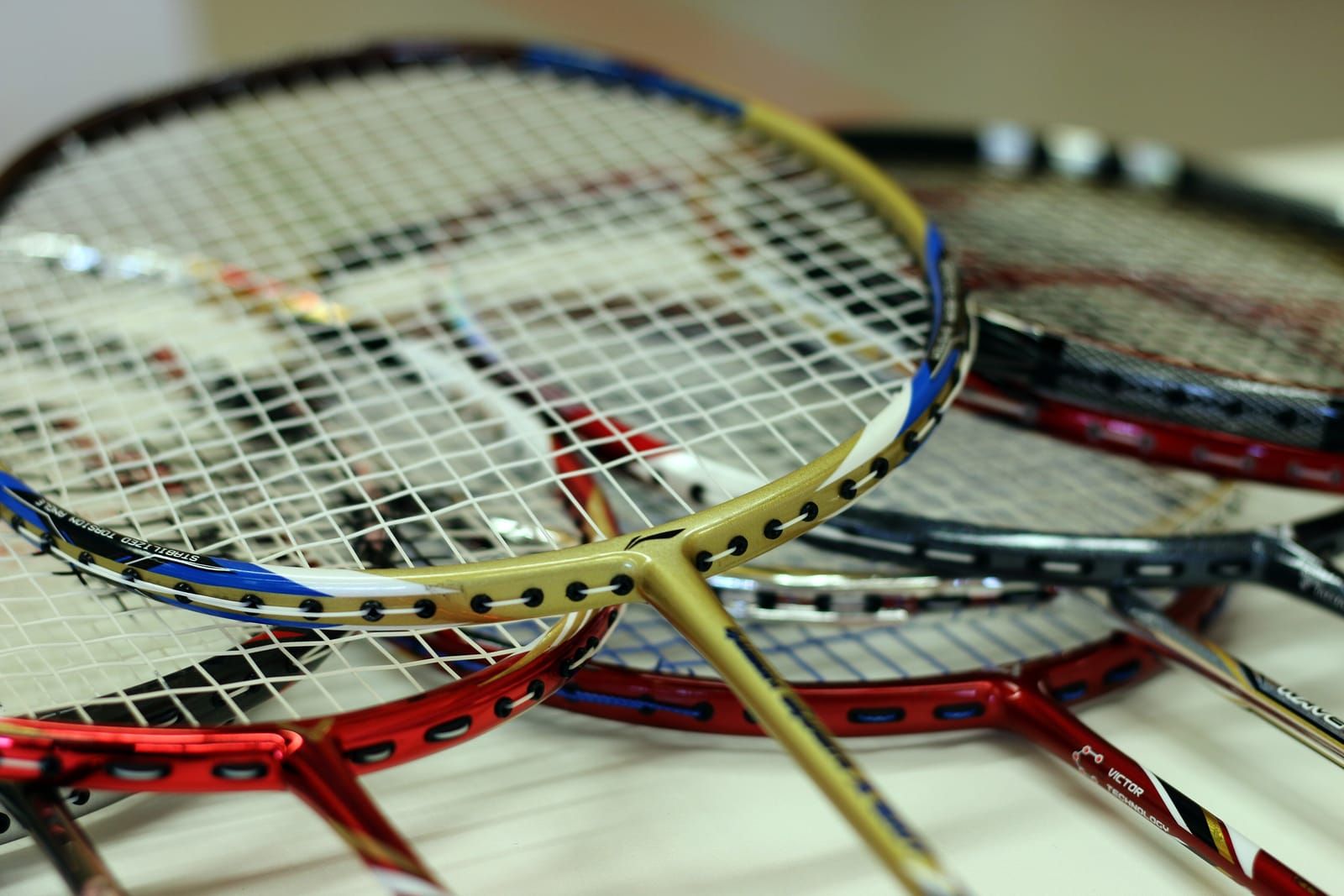 Mehrere Badmintonschläger übereinander